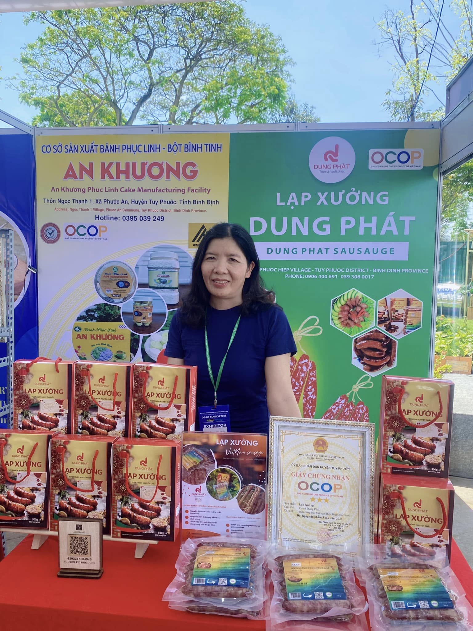 Gian hàng Dung Phát với người giới thiệu và các sản phẩm lạp xưởng